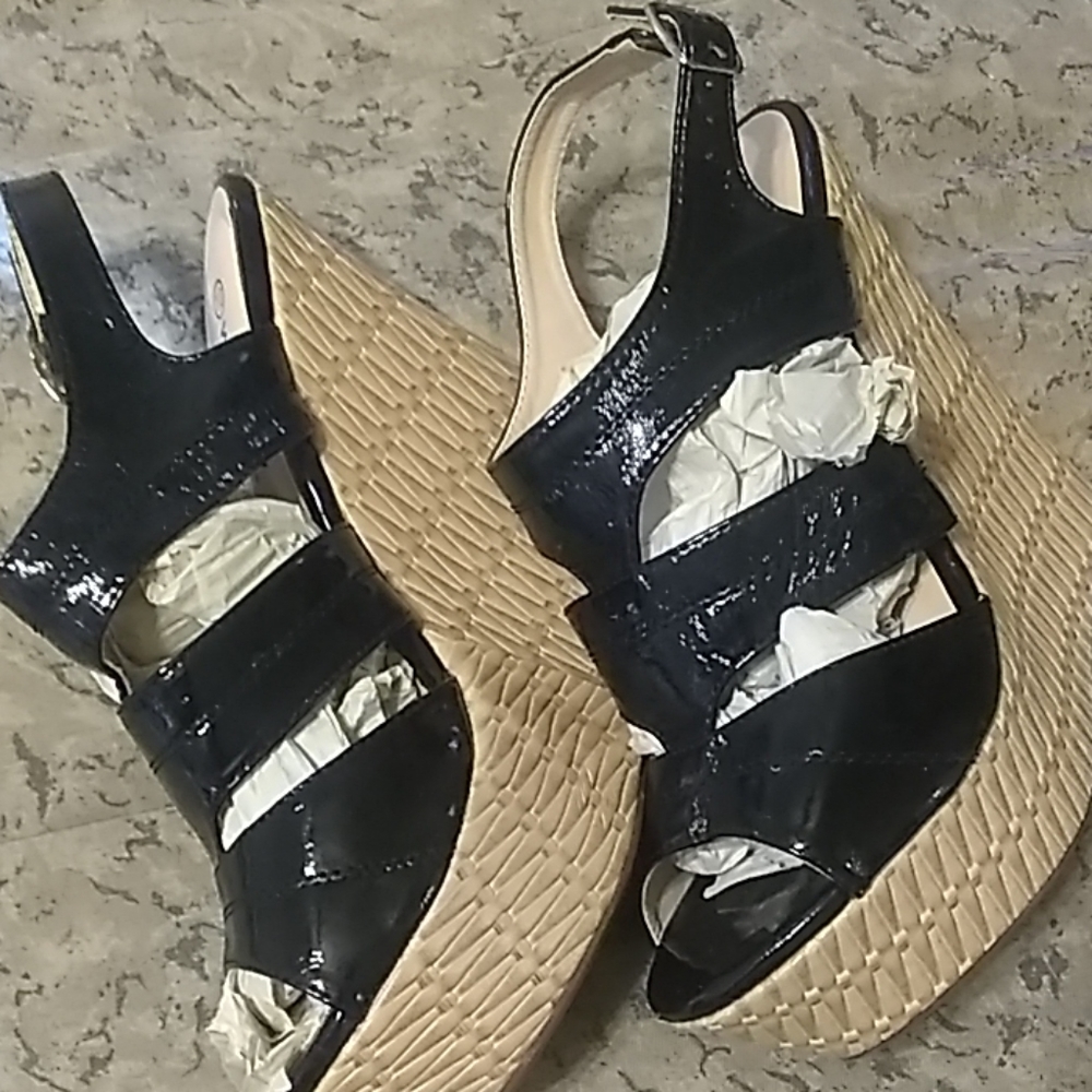 Black patent leather platfroms